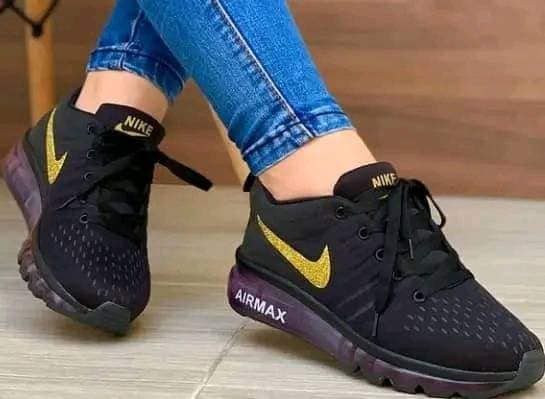 132 Zapatillas Nike Air Max Negras con logo amarillo