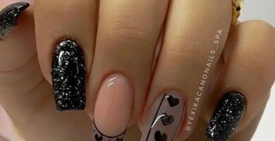 134 HERMOSAS UNAS CON CORAZONES con esmalte de colores y purpurina