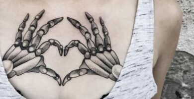 149 Tatuajes de Esqueletos dos manos arriba de los pechos formando un corazon