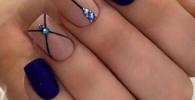 179 HERMOSAS UNAS CUADRADAS con detalles de pedreria en azul y esmaltado mate en azul y rosa palo