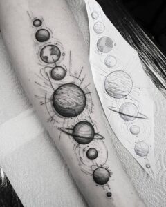 18 Tatouages de planètes design en noir et blanc avec un dessin des planètes dans une ligne verticale avec le soleil au centre