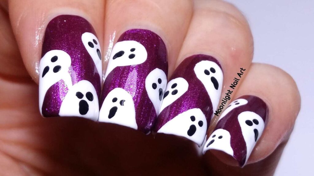 20 Unas Decoradas con Fantasmas para Halloween fondo purpura brillante caras de espanto