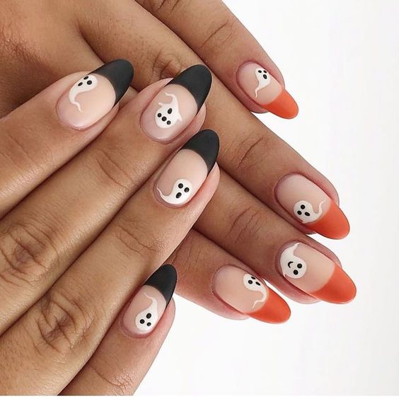 21 ongles décorés de fantômes pour Halloween couleur naturelle mate avec des pointes noires et orange mates
