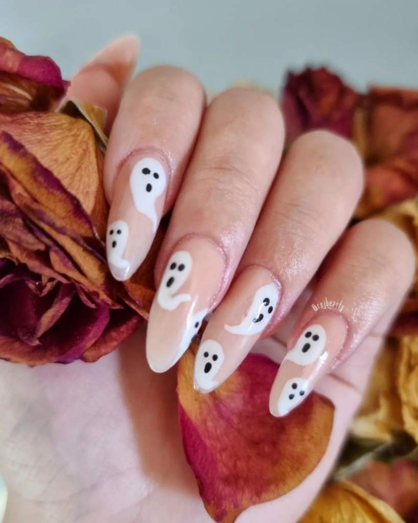 22 ongles décorés de fantômes pour Halloween pointe stiletto avec fond de couleur naturelle