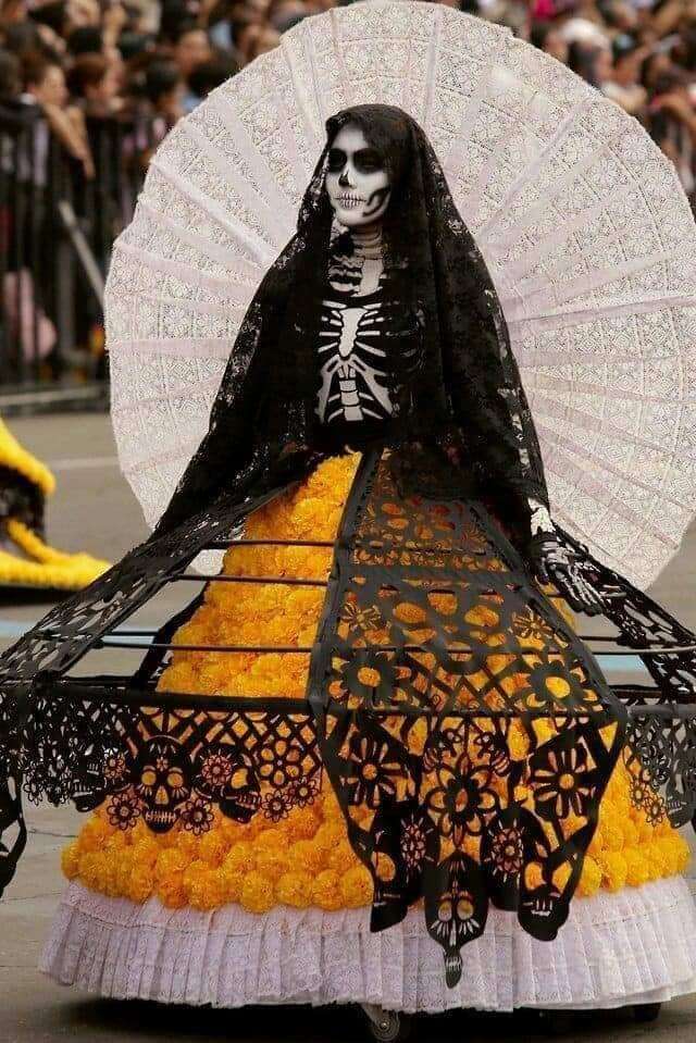 23 La Catrina-Kostüme, Skelett-Make-up auf Gesicht und Körper, traditioneller Rock mit gelben Blumen und schwarze Rüstung mit schwarzem Umhang