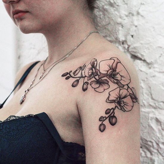 26 Hermoso tatuaje de orquidea en en hombro