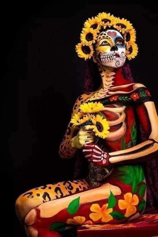 30 costumi La Catrina body art metà corpo e viso con dettagli di simboli e leopardo, fascia di girasole e bouquet di girasoli
