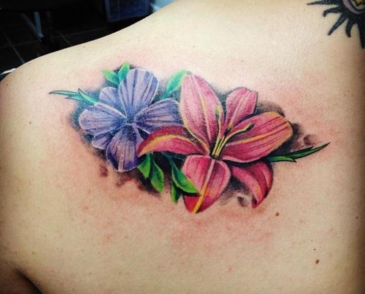 31Beau tatouage d'orchidée sur l'épaule gauche
