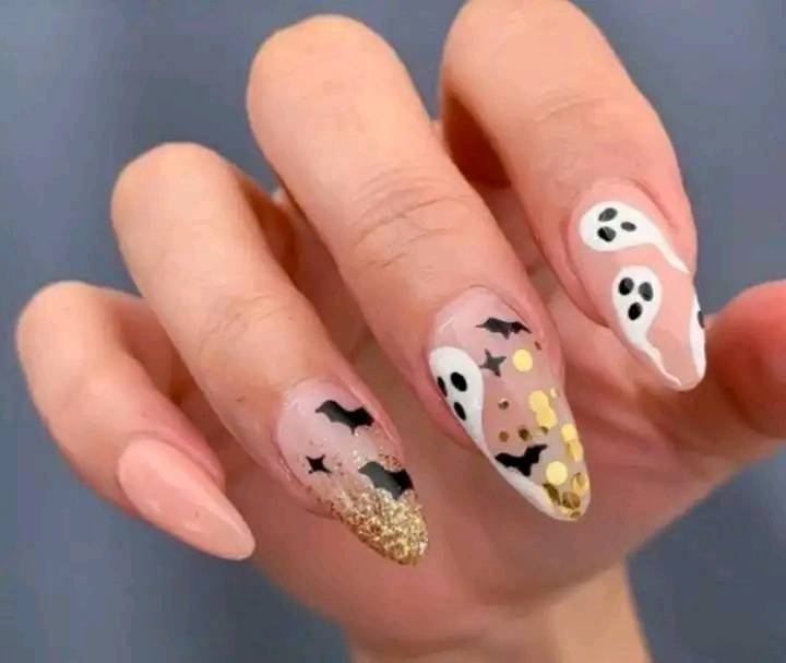 31 ongles décorés de fantômes pour Halloween avec des chauves-souris à paillettes dorées fond de couleur de peau en émail noir