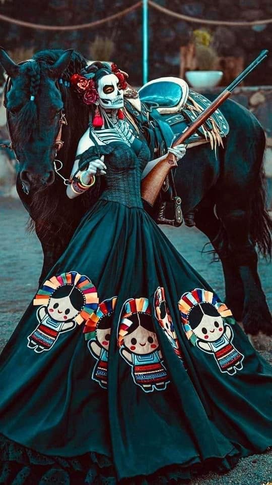 32 La Catrina-Kostüme: Totenkopf-Make-up im Gesicht mit roten Details, Skelett am Körper, geflochtenes Haarband mit roten Blumen an den Seiten, schwarzes Kleid mit Puppen im Rock