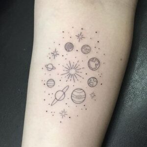 32 Tatuajes de planetas diseno en negro con dibujo simulando el sol en el centro y todo los planetas rodeandolo en forma de circulo con estrellas alrededor