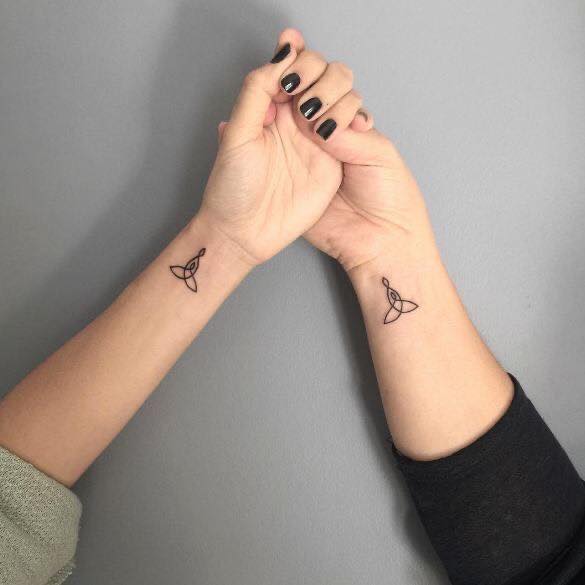 37 Twin Tattoos Símbolo celta nó nos pulsos pequenos e pretos