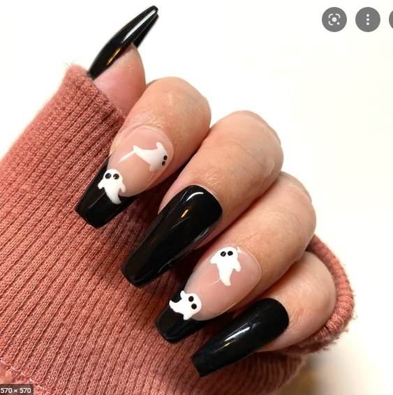 39 ongles décorés de fantômes pour Halloween fond saumon pointes noires brillantes