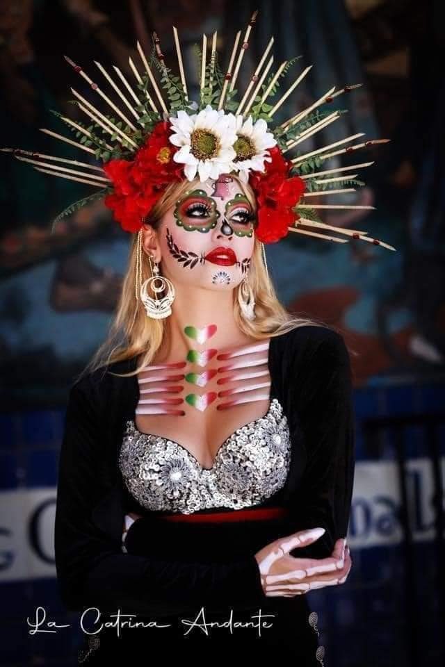 4 La Catrina-Kostüme, Make-up mit Cempasuchil-Blume in den Augen, Details von Symbolen im Gesicht, Brust und Hand, Stirnband aus weißen und roten Blumen mit schwarzem Kleid
