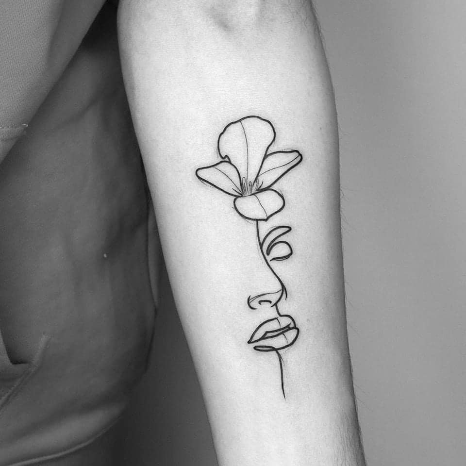 41 Beau tatouage de contour de la silhouette d'un visage de femme et d'une fleur