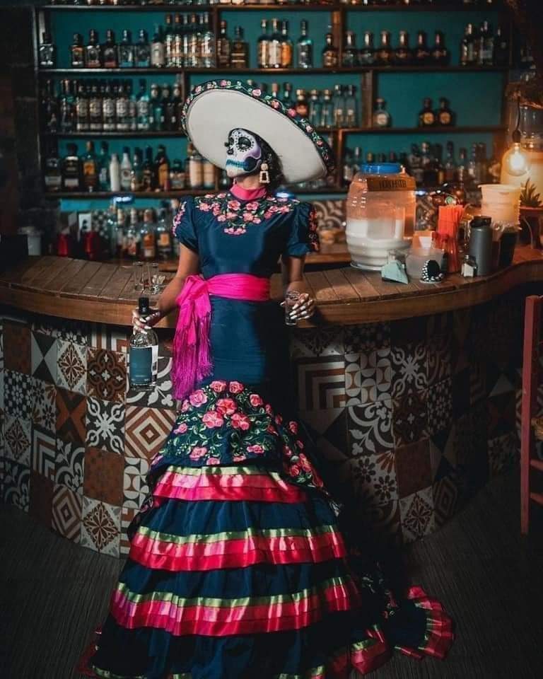 44 La Catrina-Kostüme, Make-up mit Cempasuchil-Blume in den Augen, Symbolen im Gesicht, gerafftem Haar und traditionellem Hut, traditionelles Kleid mit Band an der Taille und Blumendetails