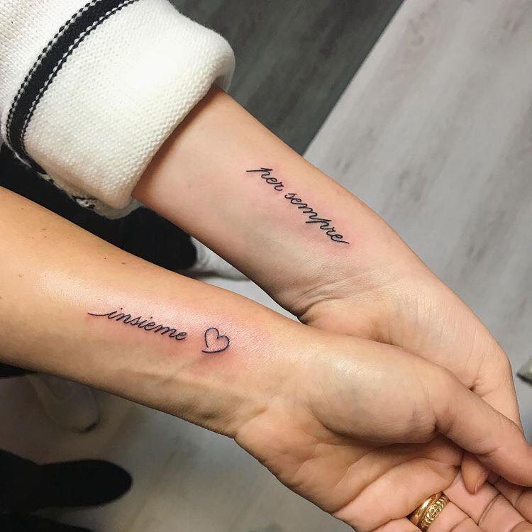 Inscrição de 44 tatuagens gêmeas no pulso para sempre anexadas com pequeno coração preto