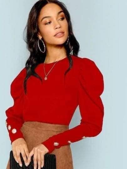 46 Hermosa blusa roja elegante y discreta con mangas largas