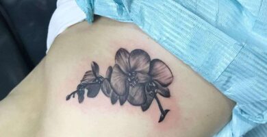 46 Hermoso tatuaje de orquidea en el costado en blanco y negro