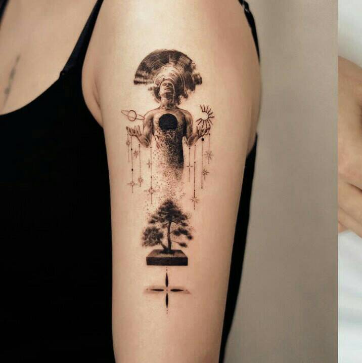 47 Tattoo auf dem Arm eines Mannes im Universum, der Saturn und die Sonne hält
