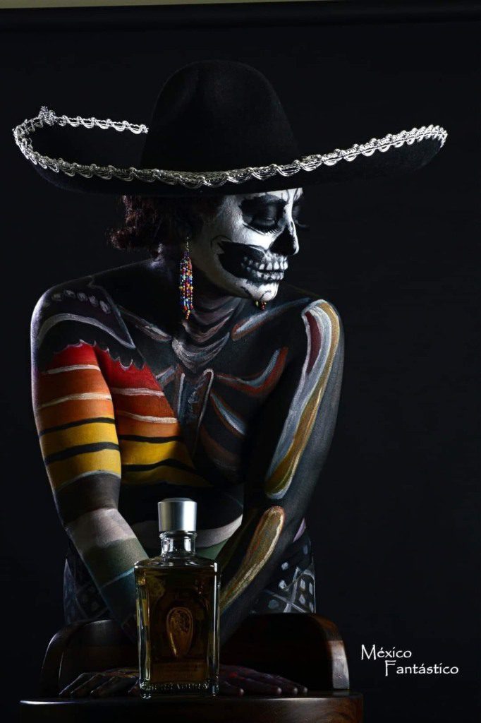 51 Figurinos de body art La Catrina com detalhes de caveira no rosto, cabelo recolhido e chapéu tradicional