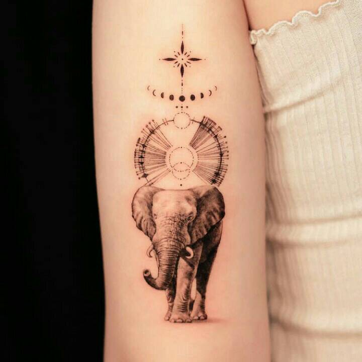 53 Tatuaje de brazo de elefante celestial con estrella