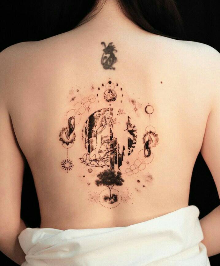 Tatouage des années 60 sur le dos d'une femme d'un semi-Bouddha dans l'univers avec des éléments stellaires en rotation