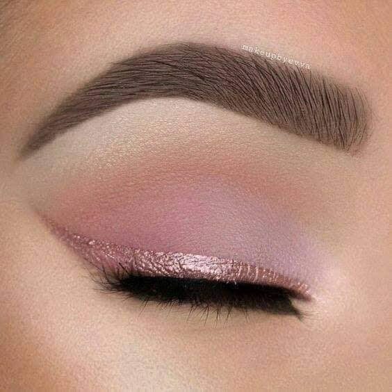 64 Maquillaje de ojos Tono Rosa delineado superior tipo glitter en rosa brillante y sombras difuminadas en tonos claros