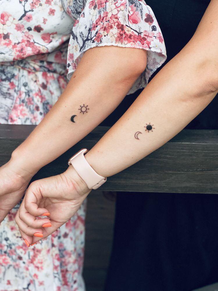 65 Piccoli tatuaggi negativi neri con sole e luna gemelli sull'avambraccio