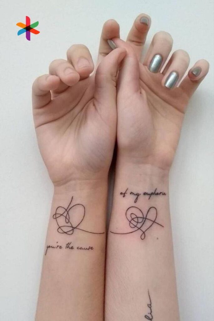 68 tatouages de coeurs jumeaux avec du fil au poignet avec une petite phrase noire et une écriture manuscrite