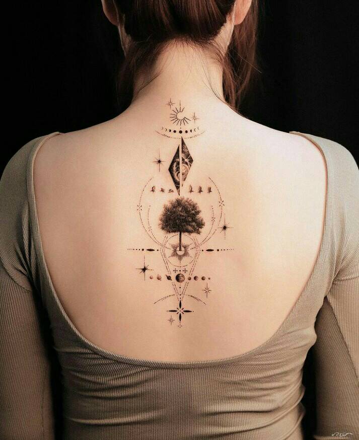 68 hermoso tatuaje en la espalda de una mujer de un arbol con simbolos geograficos