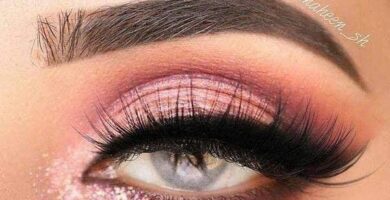 70 Maquillaje de ojos tono rosa sombras brillantes delineado superior difuminado negro y pestanas robustas