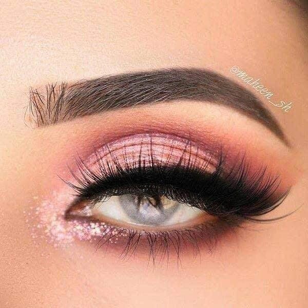 70 Maquillaje de ojos tono rosa sombras brillantes delineado superior difuminado negro y pestanas robustas