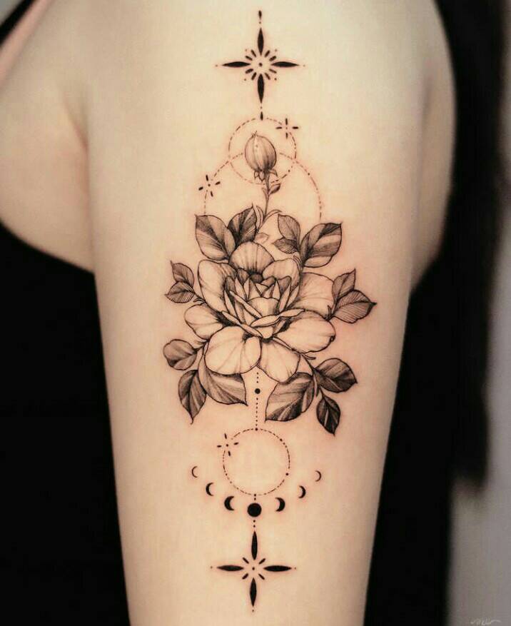 72 linda tatuagem floral no braço de uma mulher