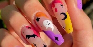 73 Unas Decoradas con Fantasmas para Halloween fondo rosa esmalte de colores violeta amarillo rojo luna y estrellas negras