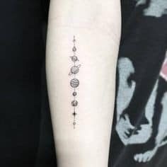 8 Tatuajes de planetas diseno minimalista en negro con los planetas unidos por una linea vertical