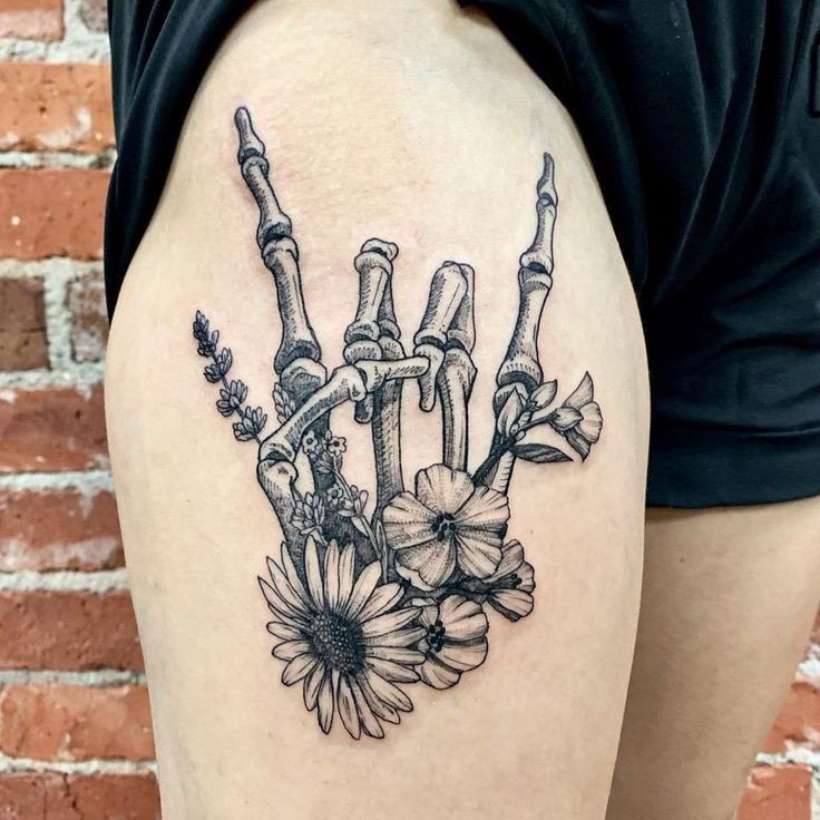 80 tatouages de doigts de squelette faisant des cornes avec du tournesol et des fleurs en noir
