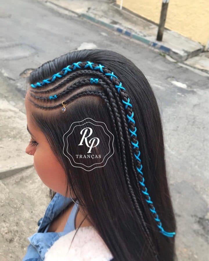 86 Hermoso peinado de trenza lateral de raiz con el pelo suelto y decoracion con hilos azules
