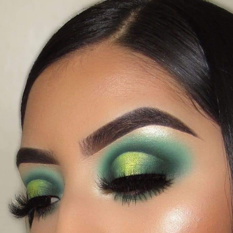 102 Maquillaje en Tonos Verdes block eyes en tonos verdes y amarillo en la parte central del parpado delineado sencillo y cejas arqueadas