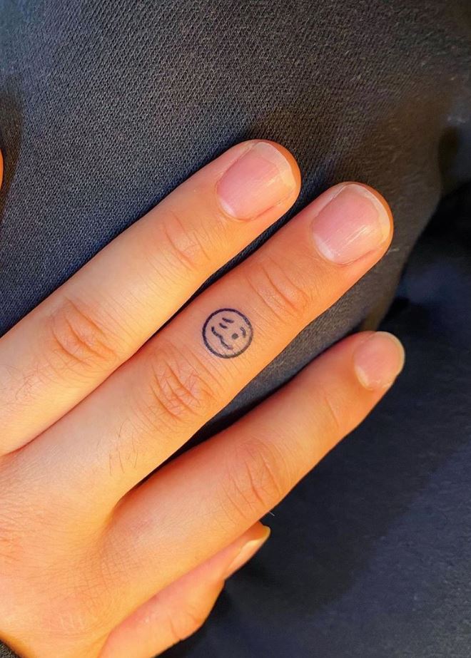 11.2 TATUAJES PEQUENOS ORIGINALES emoji de cara mareada en dedo