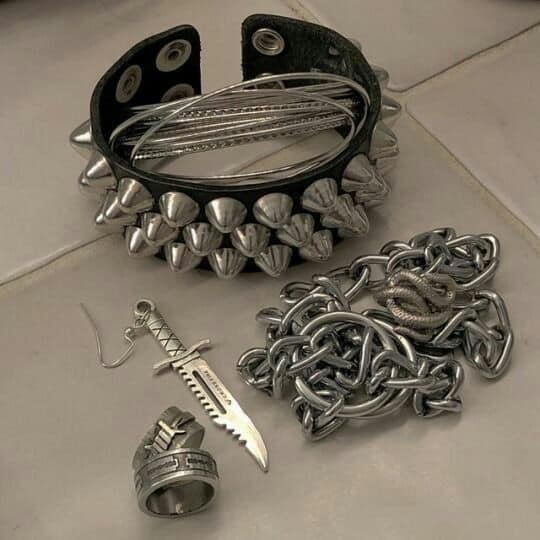 117 GOTHIC-SCHMUCK Ketten, Messer, Ringe und Armband mit Spikes aus Metall und Silber.