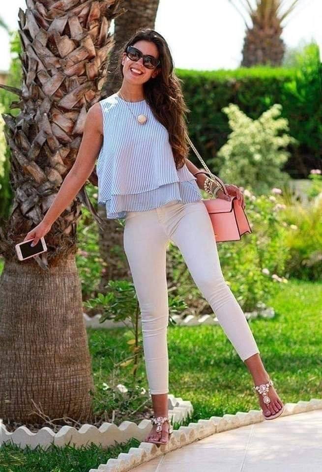 124 Outfits con Pantalon Blanco blusa ancha sin mangas sandalias bajas con pedreria bolso de mano color rosado claro y lentes de sol