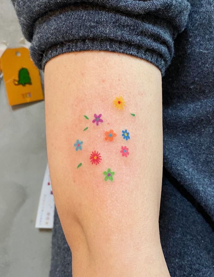 13 TATUAJES PEQUENOS ORIGINALES flores y estrellas de colores en el brazo