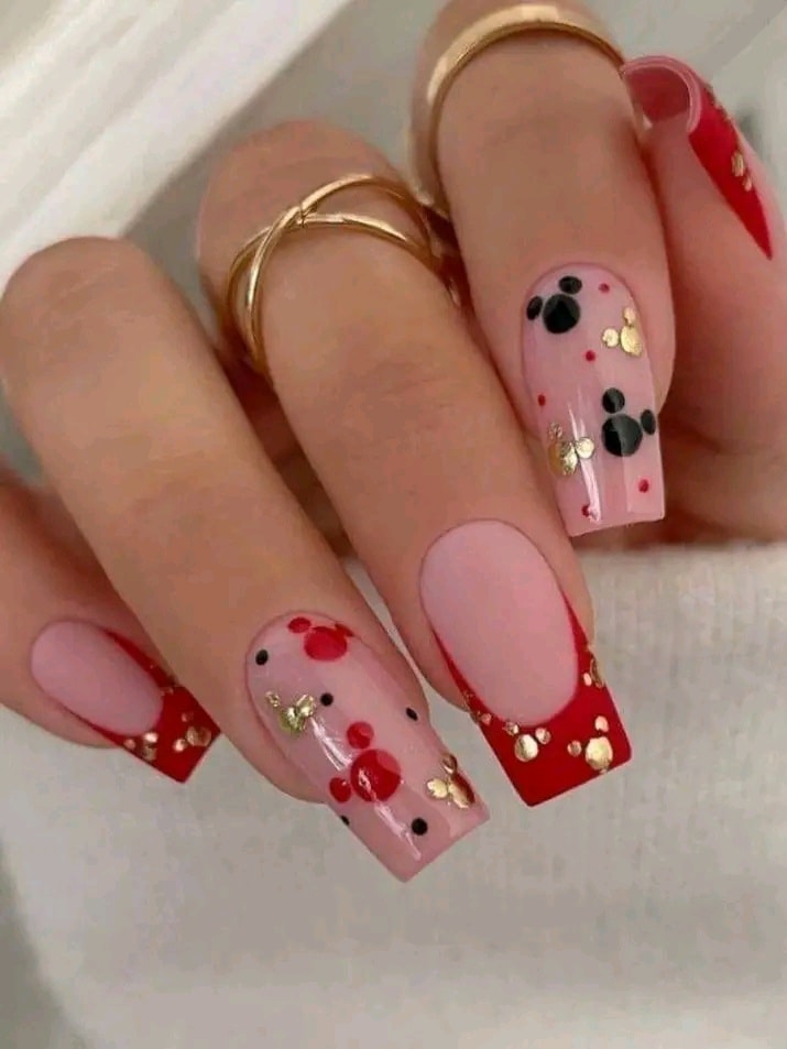 134 rosa und rote Mickey-Mouse-verzierte Nägel mit goldenen Strasssteinen, schwarze Mausohren