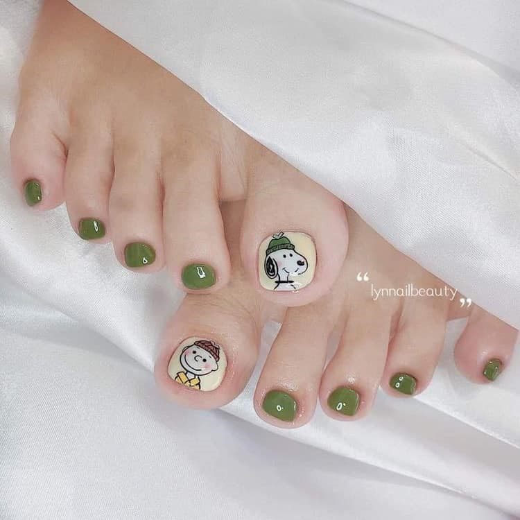 14 Pedicure for girls. snoopy with forest green nail polish