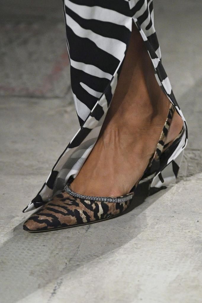 14 ANIMAL PRINT HEELS semi-low heel with pointed toe and animal print