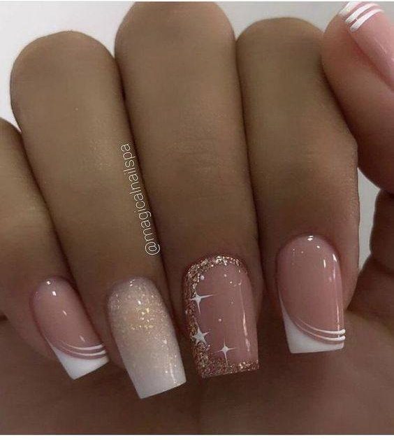 140 Nails with short square stars frosted gold nude enamel spiral with white stars on the middle finger glitter on the ring finger spiral on the edge of the index thumb and little finger