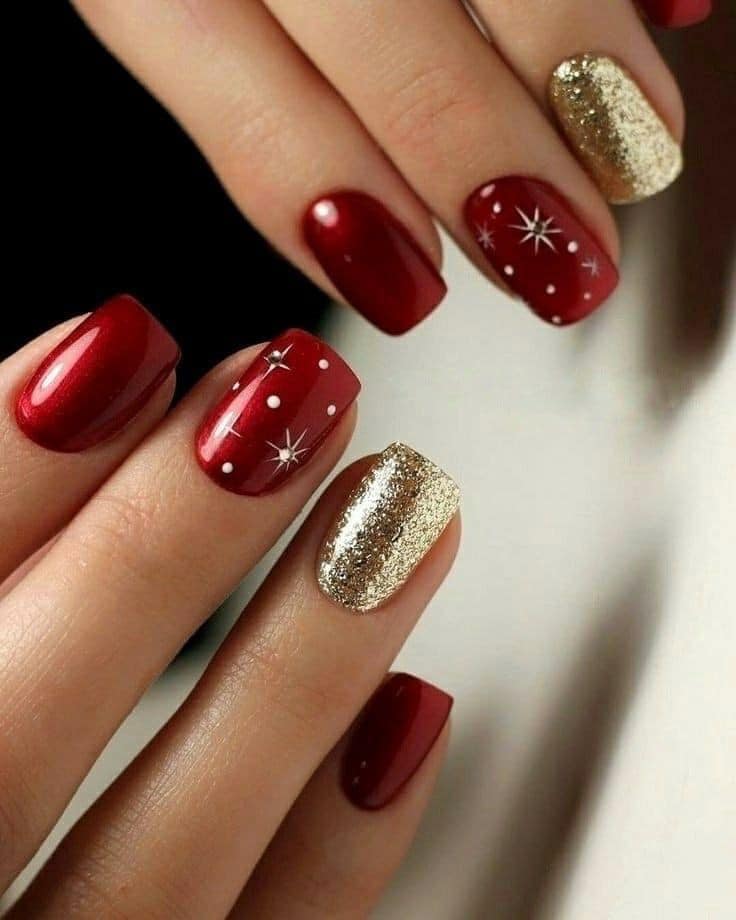 146 Short Christmas Nails Vermelho com glitter dourado e bolinhas brancas