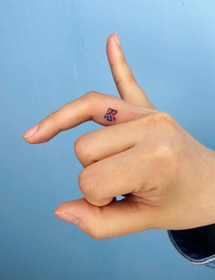 17.3 SMALL ORIGINAL TATTOOS Chinese letter on the finger