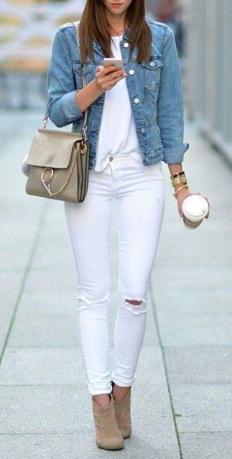 170 Outfits con Pantalon Blanco blusa blanca cerrada ancha cuello alto cuadrado botines cerrados marron claro cartera pequena color gris